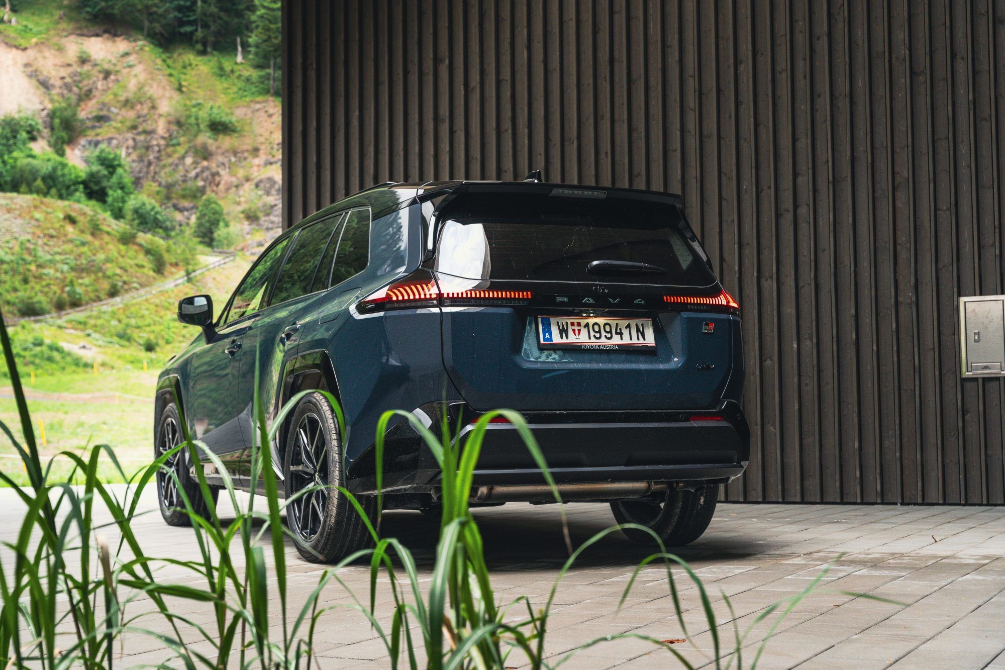 Der RAV4 ist nun sowohl als Vollhybrid, als auch mit Plug In-Antrieb als FWD und AWD erhältlich. Die E-Reichweite der Ansteck-Modelle liegen bei über 130 Kilometern