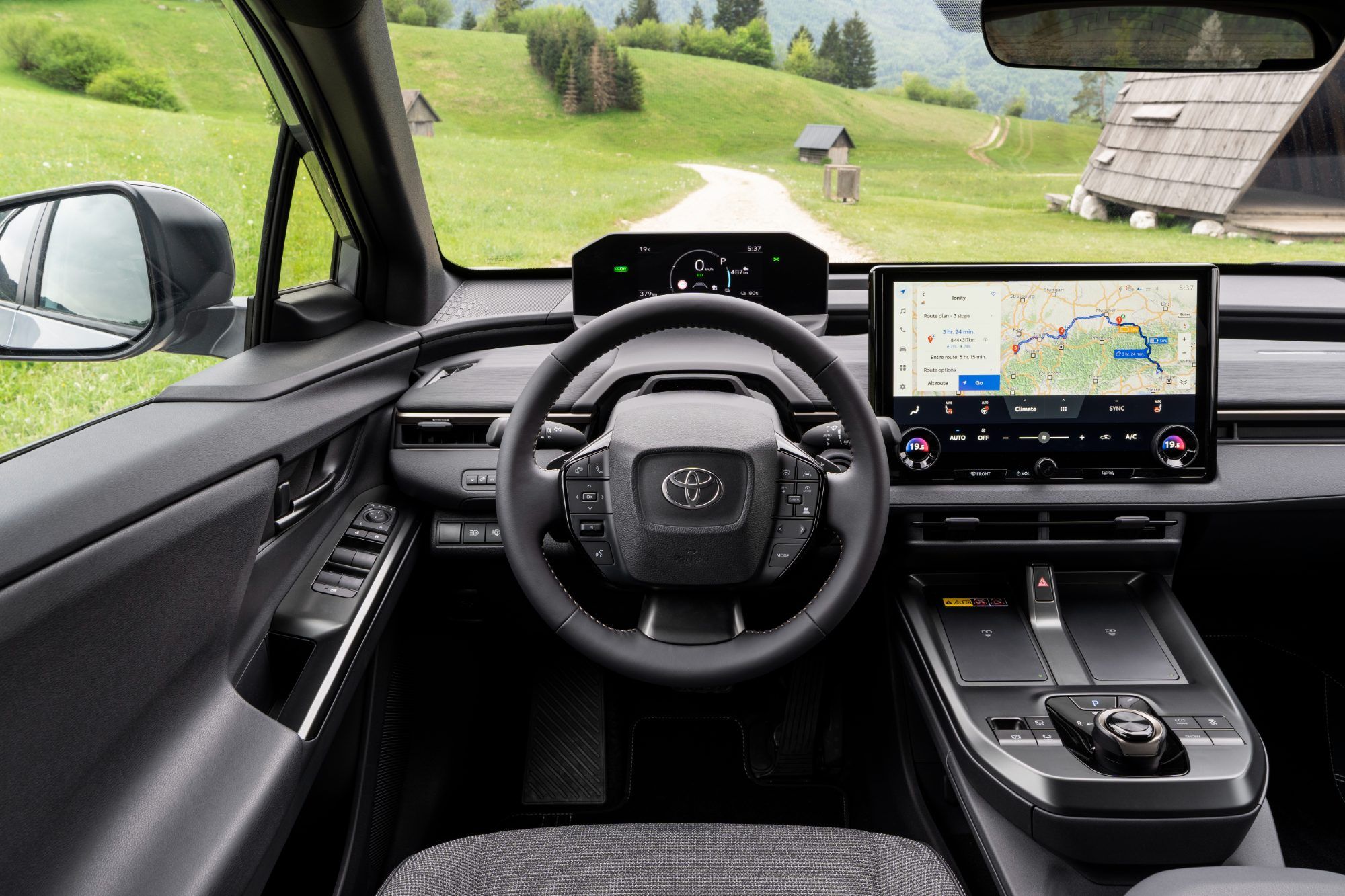 Benutzerfreundliches Ambiente und großzügige Bildschirm-Bespaßung im Cockpit, das nur stilistisch eventuell gar sachlich ausgefallen ist