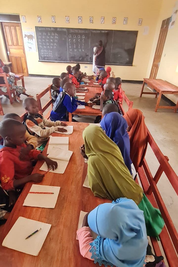 Kinder des Kindergartens in Mgora beim Lernen