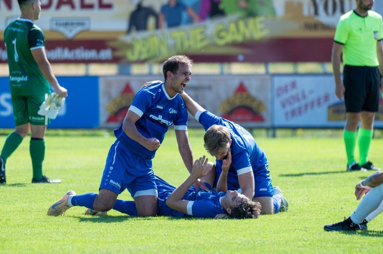 Tobias Hartmann jubelt mit seinen Kollegen. 