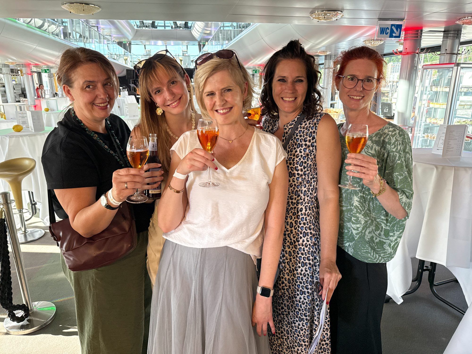 Jasmina Hodzic, Stella Moik, Geburtstagskind Michaela Moik, Karin Loacker und Karoline Müller feierten auf der Sonnenkönigin die _Bella Notte Italiana_