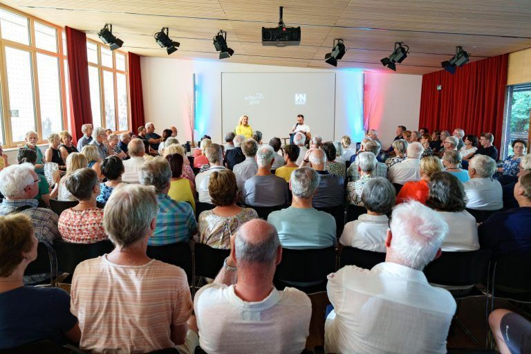 Politiker in die Rolle der Moderatoren schlüpfen
