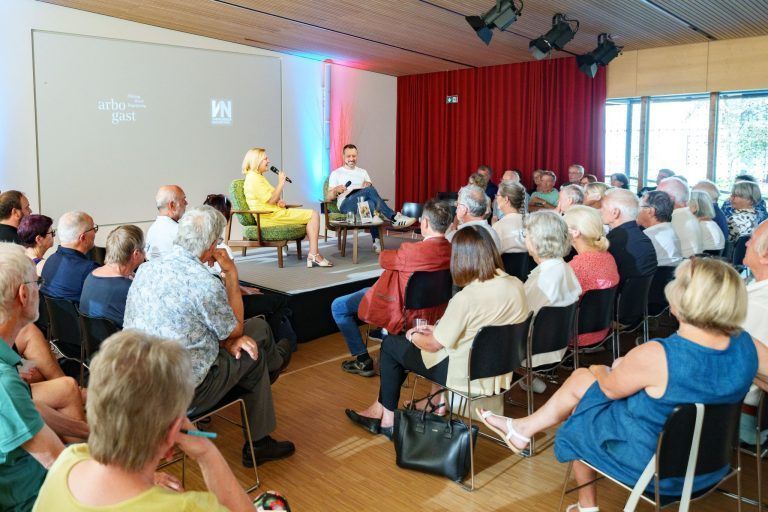 Politiker in die Rolle der Moderatoren schlüpfen