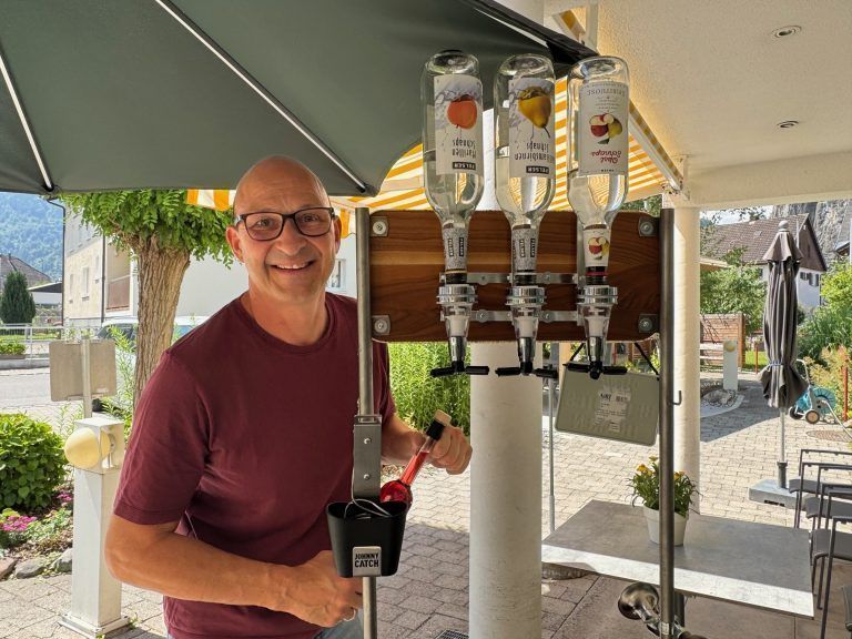 "Der Rollator ist die Bar" – In diesem Altersheim gibt es Schnaps statt Infusion