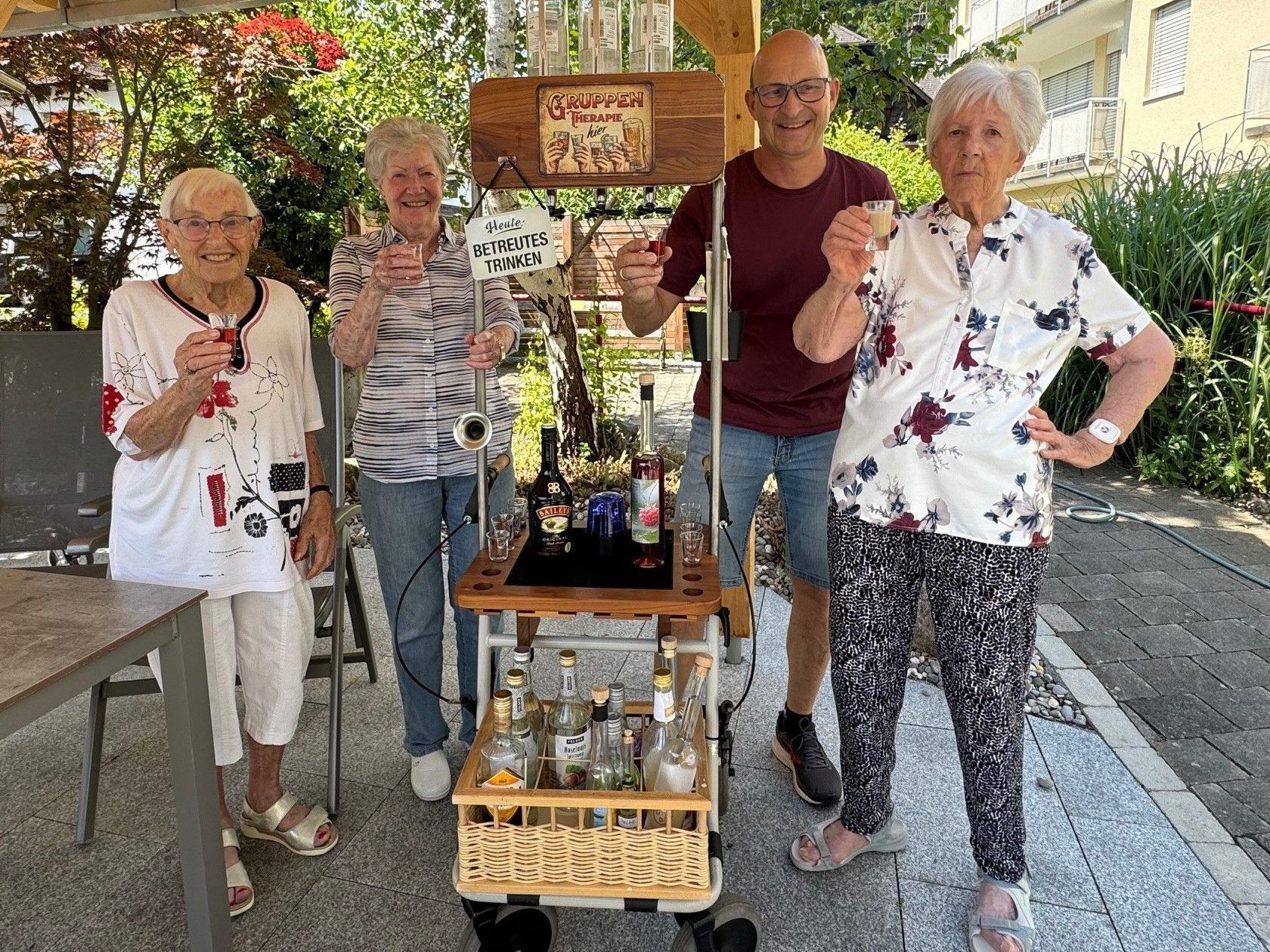 "Der Rollator ist die Bar" – In diesem Altersheim gibt es Schnaps statt Infusion