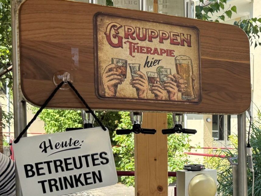 "Der Rollator ist die Bar" – In diesem Altersheim gibt es Schnaps statt Infusion