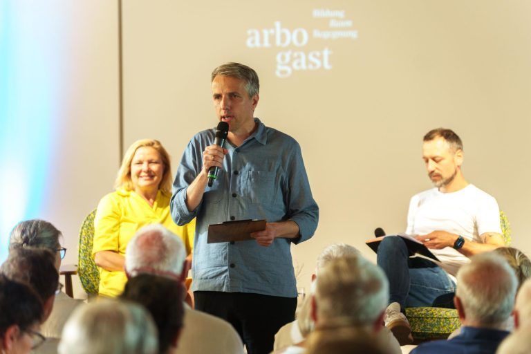 Politiker in die Rolle der Moderatoren schlüpfen