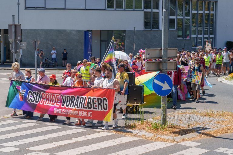 Christopher Street Day in Bildern: Bunte Parade durch Bregenz
