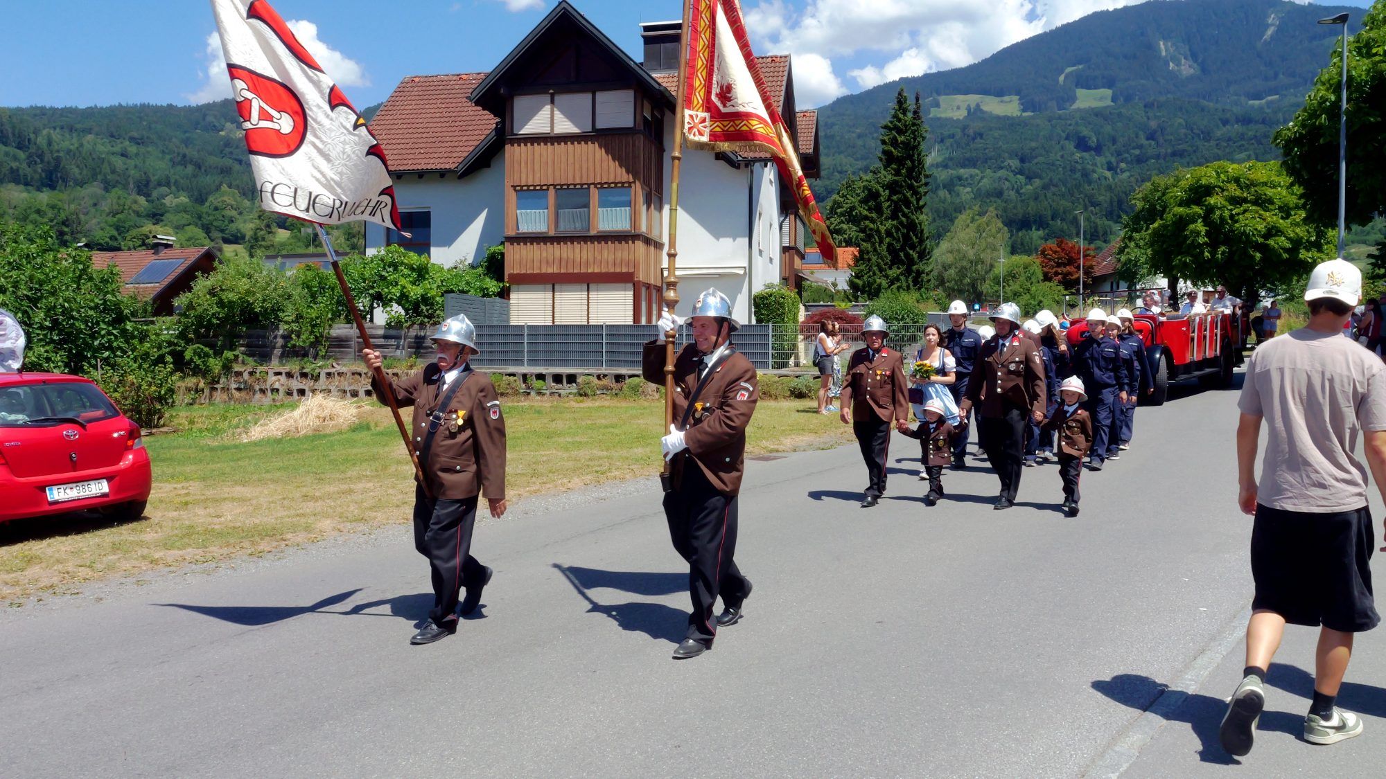 Zahlreiche Besucher säumten die Straßen und applaudierten den Teilnehmern des großen Festumzuges.