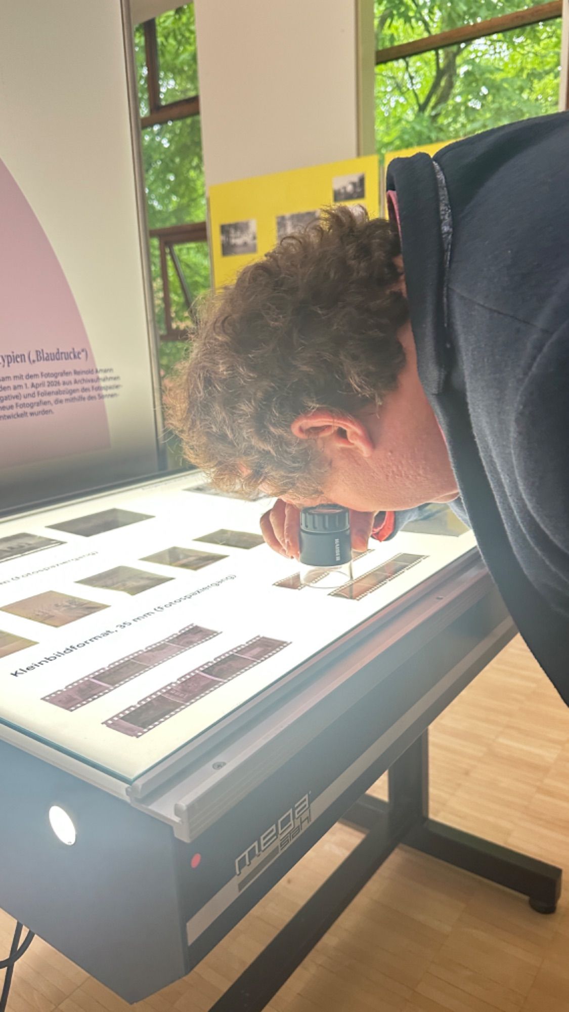 Bürgermeister Andreas Dobler nahm die historischen Negative unter die Lupe.