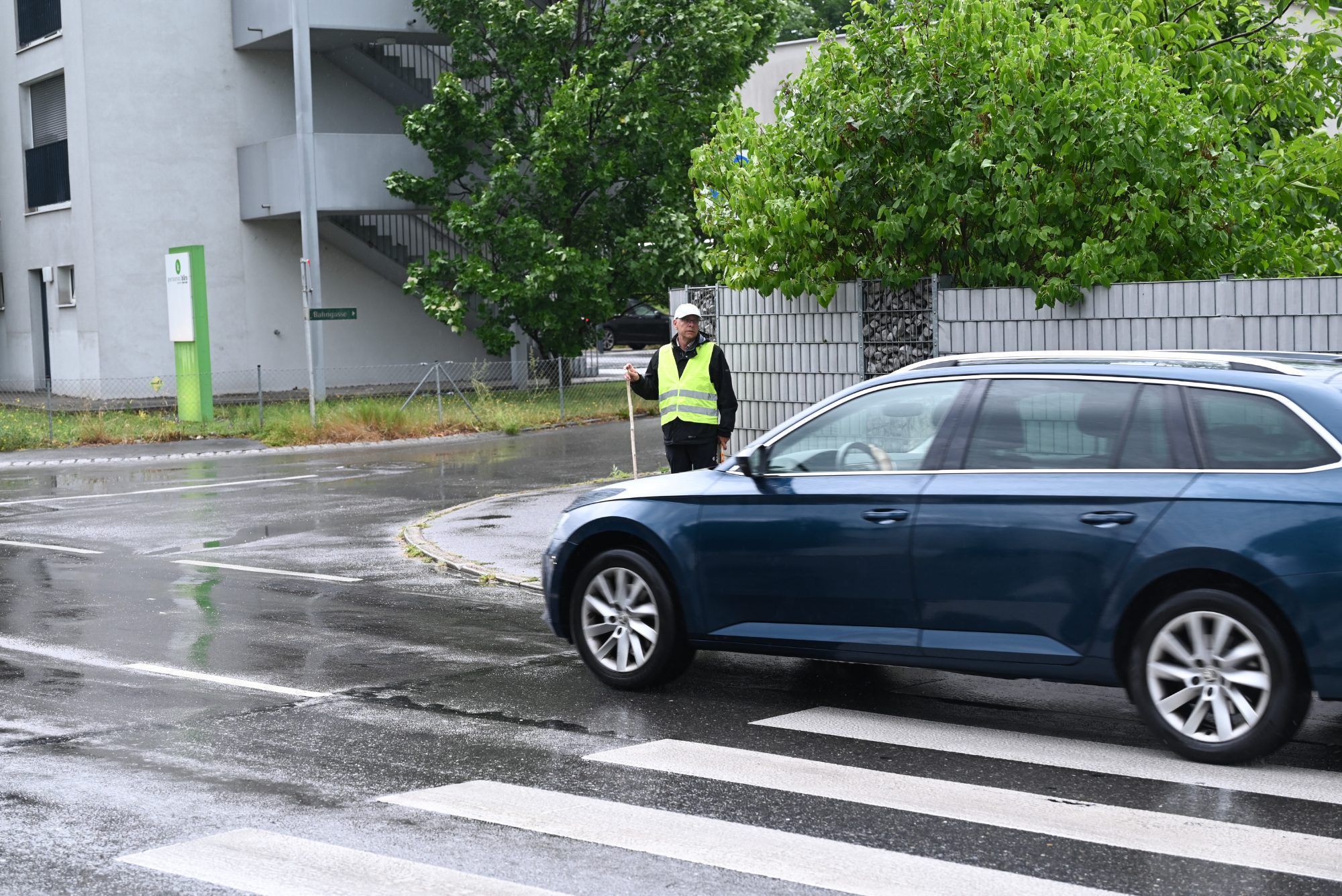 Er ersetzt die fehlende Blinkanlage und einen sicheren Übergang beim Zebrastreifen in der Zellgasse. er Zellgasse mit dem