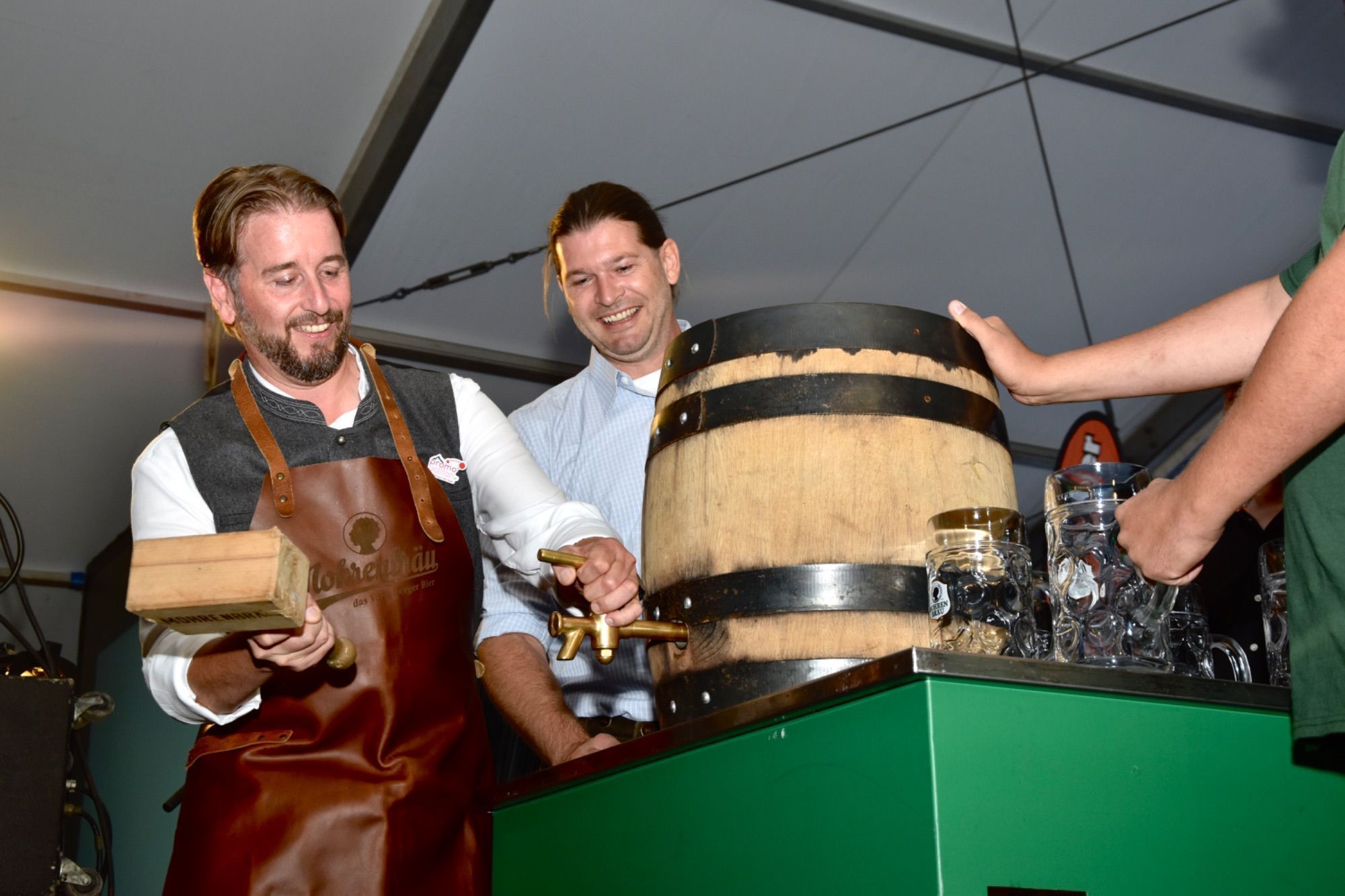 Gaschurns Bürgermeister Daniel Sandrell (l.) beim Fassanstich im Festzelt.