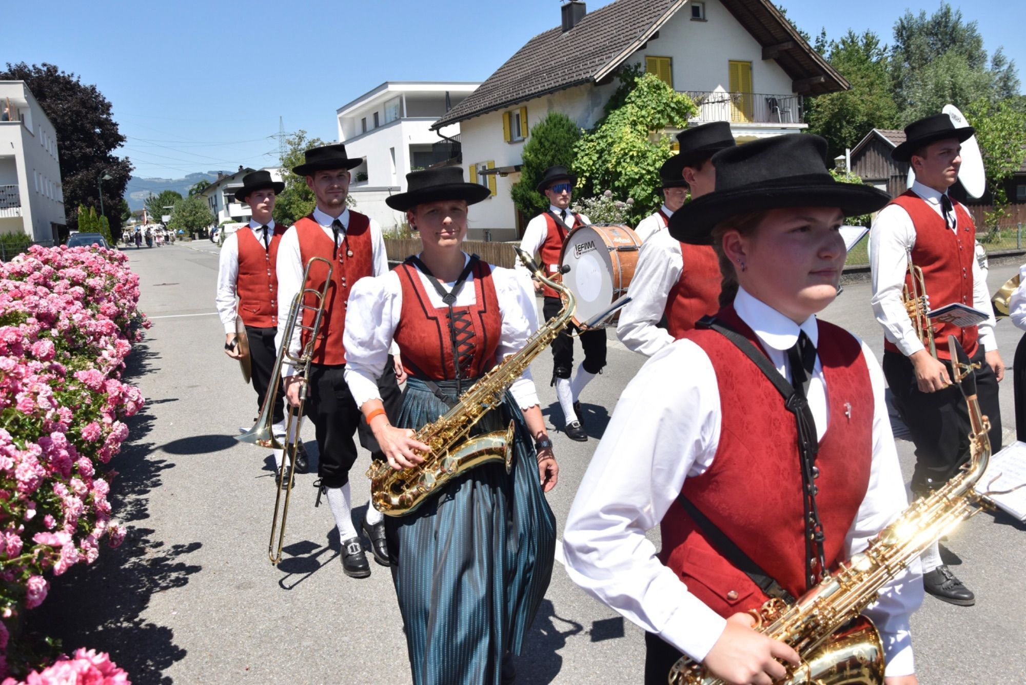 Festumzug und Fahneneinzug in das Festzelt - eine große Freude auch für die glückliche Koblacher Kapellmeisterin Angela Palfrader sowie Gerd Ströhle und Musikvereinsobmann - hier zusammen mit Festobfrau Magdalena Raffeiner.