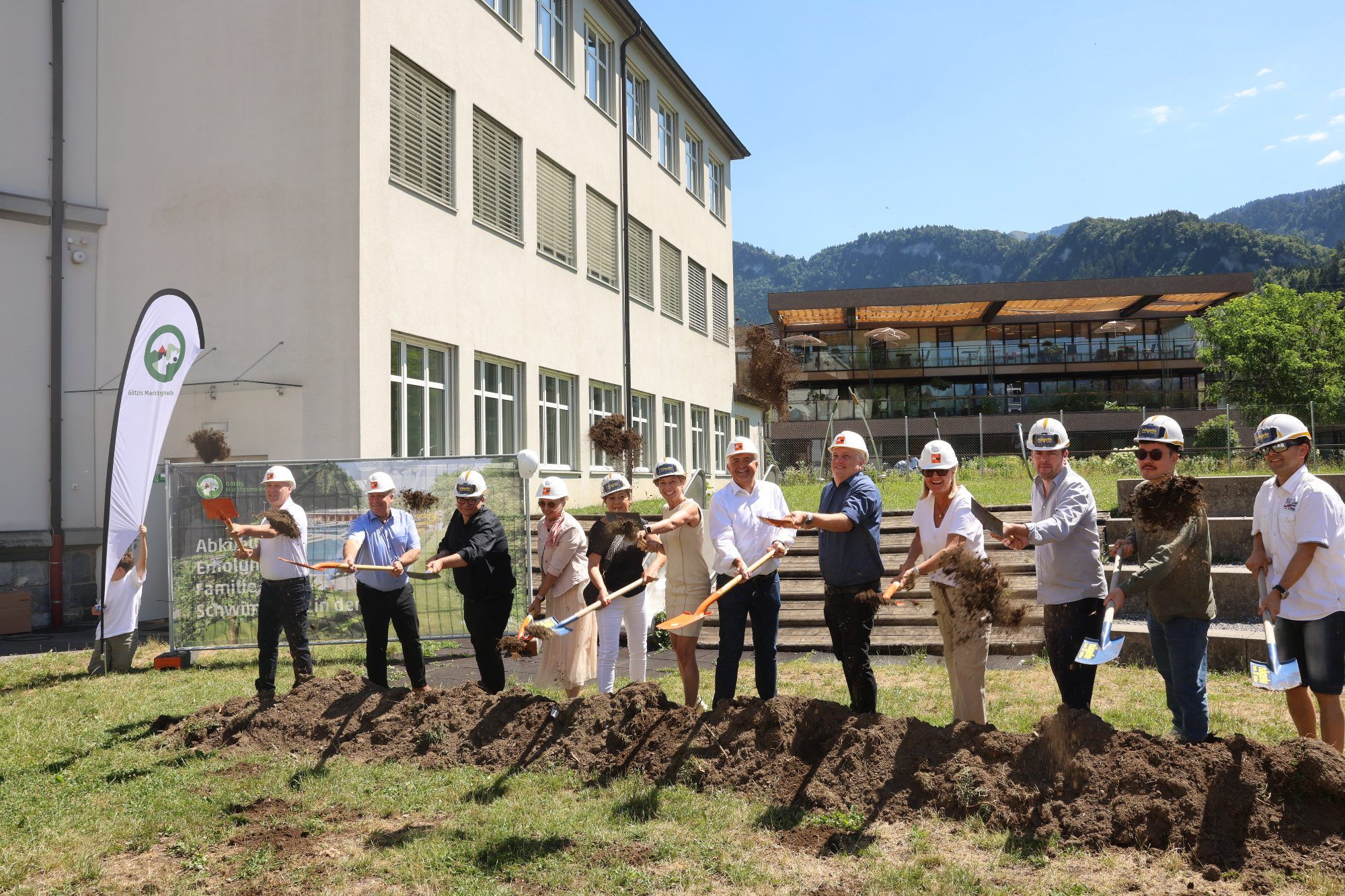 Dir. Hannes Rothmund, BM Johannes Wilhelm, GR Clemens Neuner, GR Cornelia Ender, künftige Dir. Claudia Grießinger, LR Martina Rüscher, Bgm. Manfred Böhmwalder, Vizebgm. Christoph Längle, Carmen Loser (Bauleitung), Architekt Bernardo Bader, sein Mitarbeiter Christian Schwarzwimmer und Ralf Scheier (Bauamt).