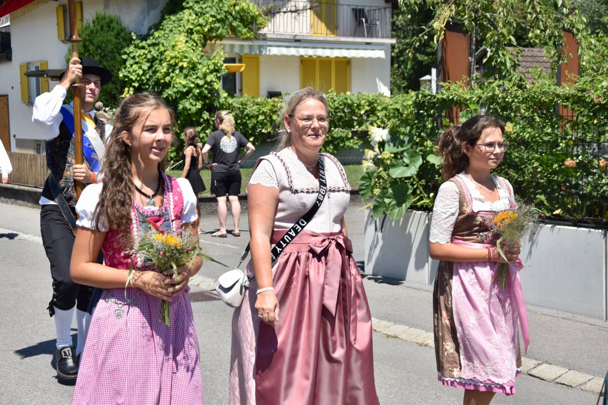 Festumzug und Fahneneinzug in das Festzelt - eine große Freude auch für die glückliche Koblacher Kapellmeisterin Angela Palfrader sowie Gerd Ströhle und Musikvereinsobmann - hier zusammen mit Festobfrau Magdalena Raffeiner.