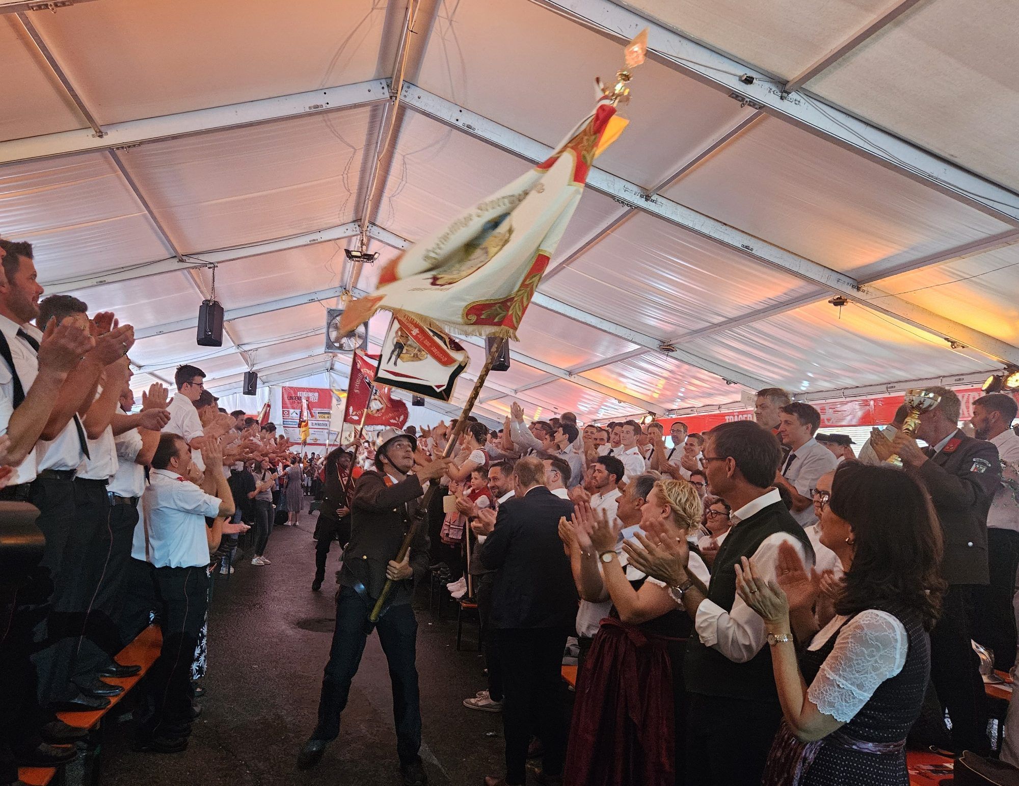 Ein emotionaler Höhepunkt: Einzug der Fahnen ins Festzelt.