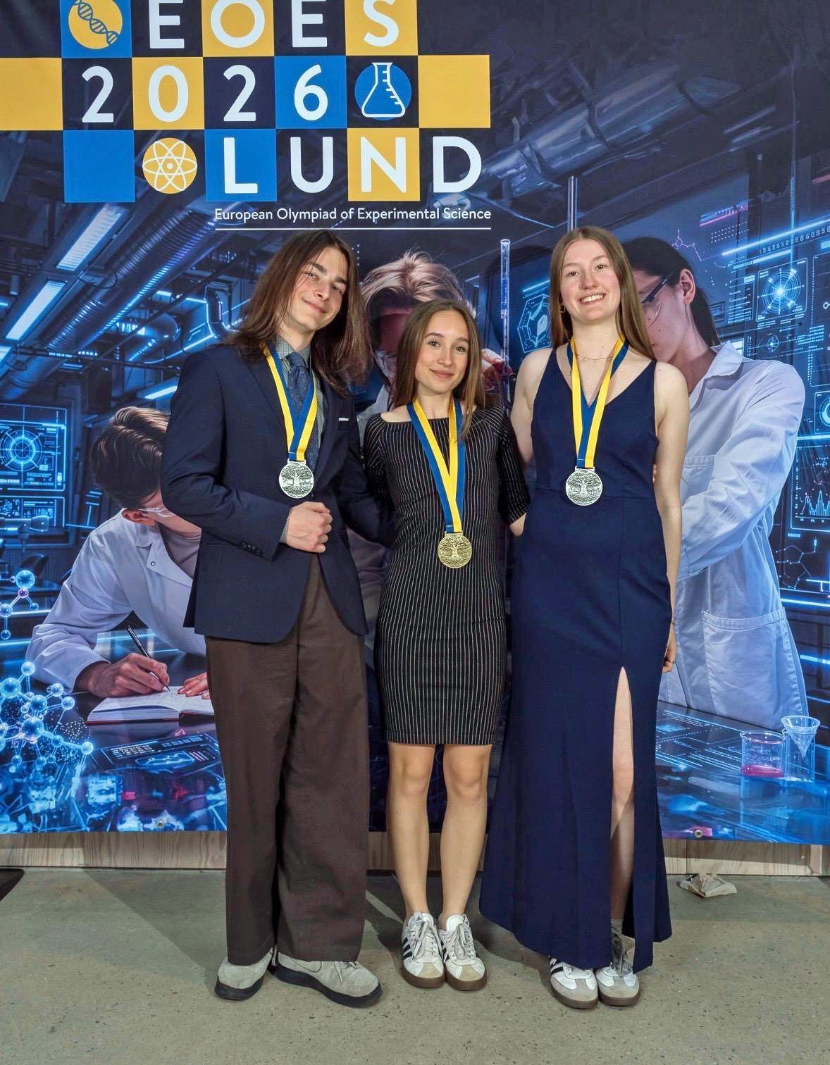 Ein unvergesslicher Moment: Marie Diem (Mitte) nach dem Goldgewinn bei der European Olympiad of Experimental Science in Schweden.