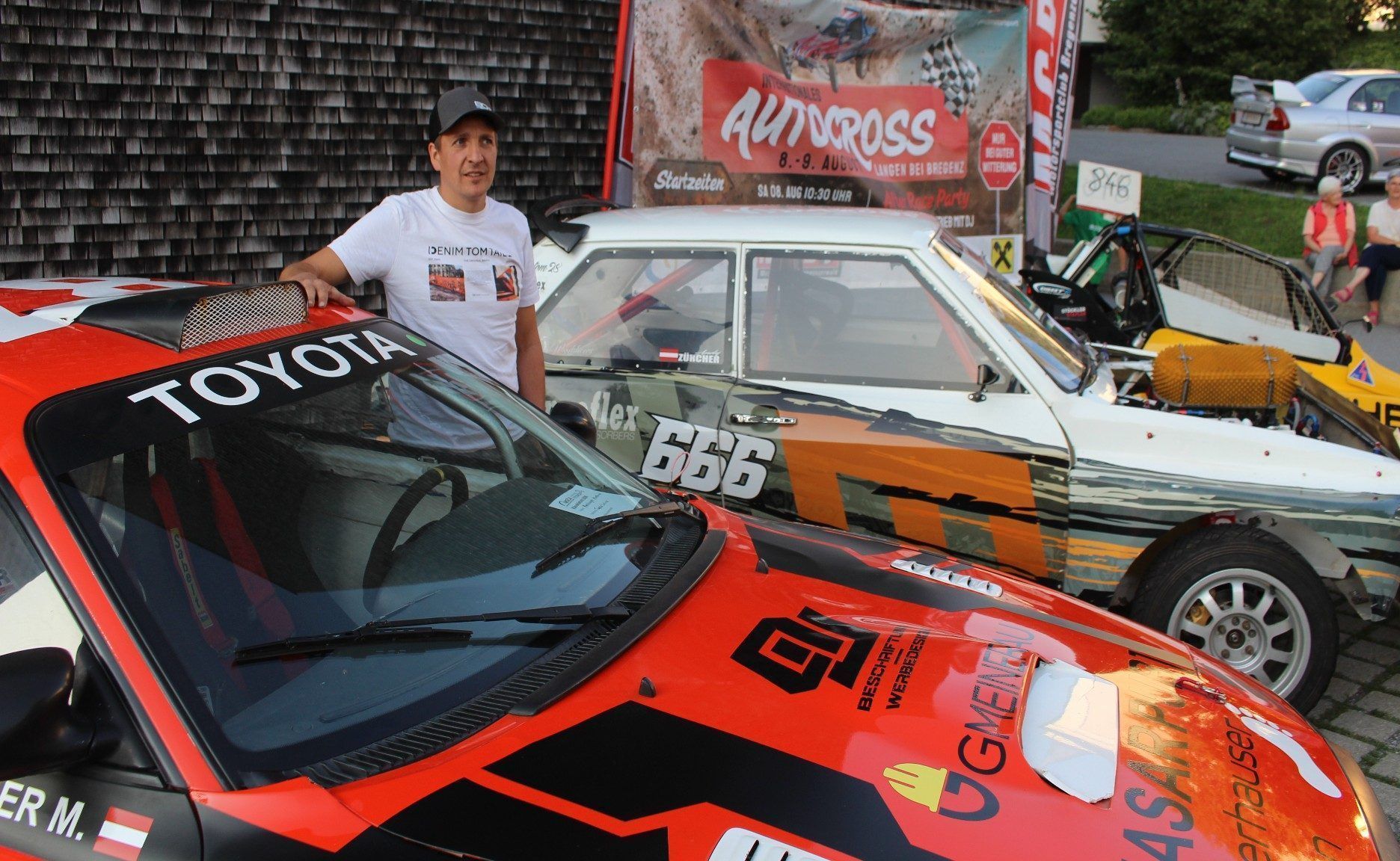 Auf großes Interesse stießen die Boliden des Motorsportclubs – im Bild Mathias Meusburger mit seinem Rennwagen.