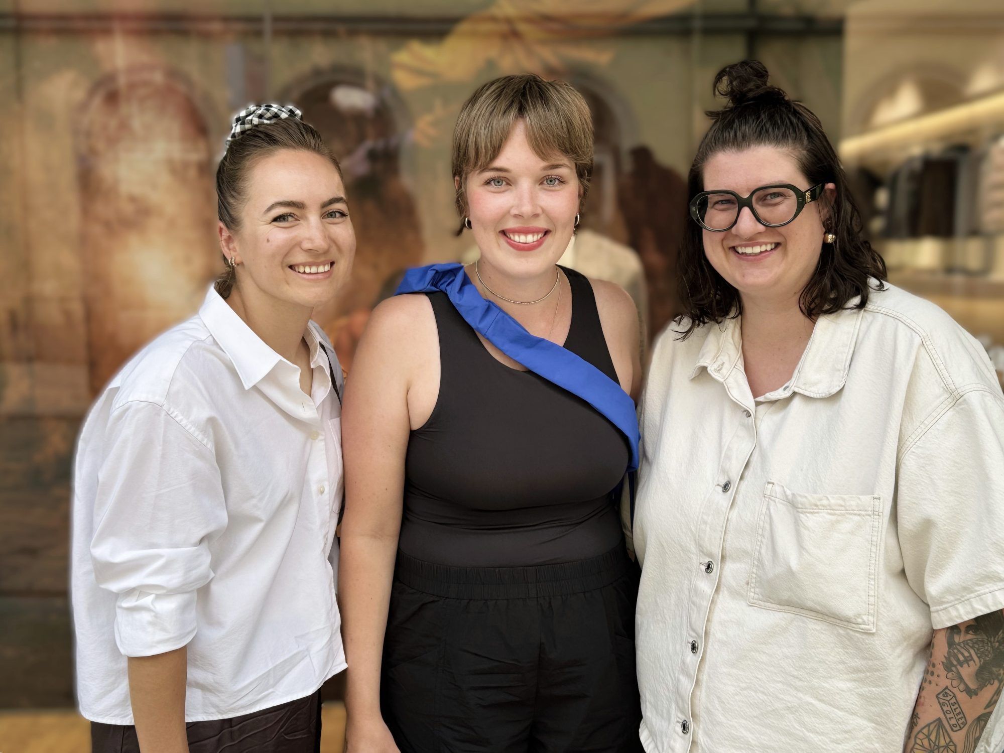 Kuratorin Simone Angerer (re.) mit Sarah Greber und Lisa Maria Meusburger.