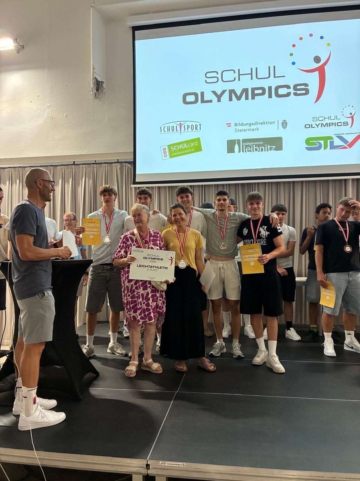 Die Sportler der HAK Bregenz holten Elisabeth zur Verleihung in Leibnitz sogar auf die Bühne. (Quelle: privat)