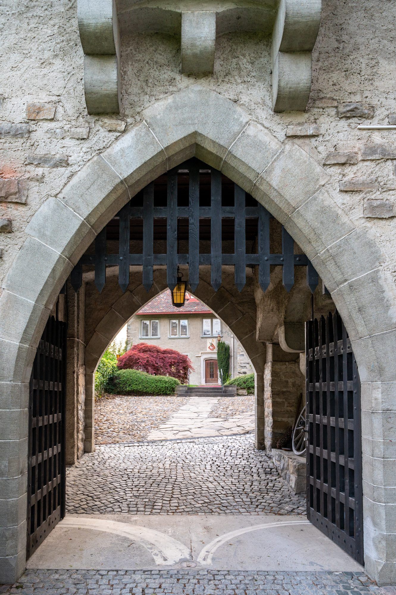 Das historische Burgtor führt in den Innenhof von Schloss Wolfurt. ©Philipp Salzgeber