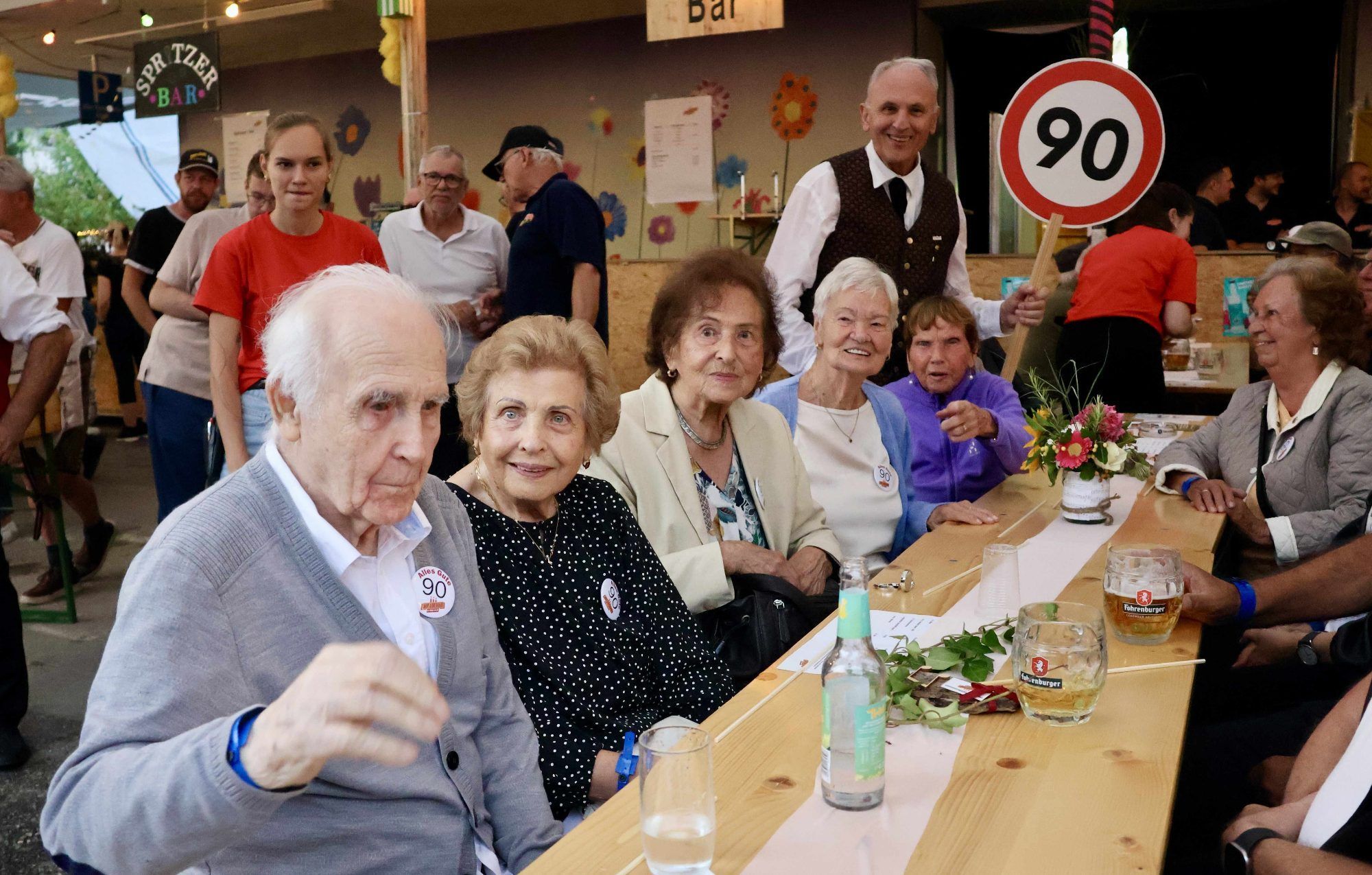 Sie feierten in diesem Jahr ihren 90. Geburtstag und waren natürlich beim „6er-Jubiläums-Jahrgänger“-Dorffest-Festumzug mit dabei.