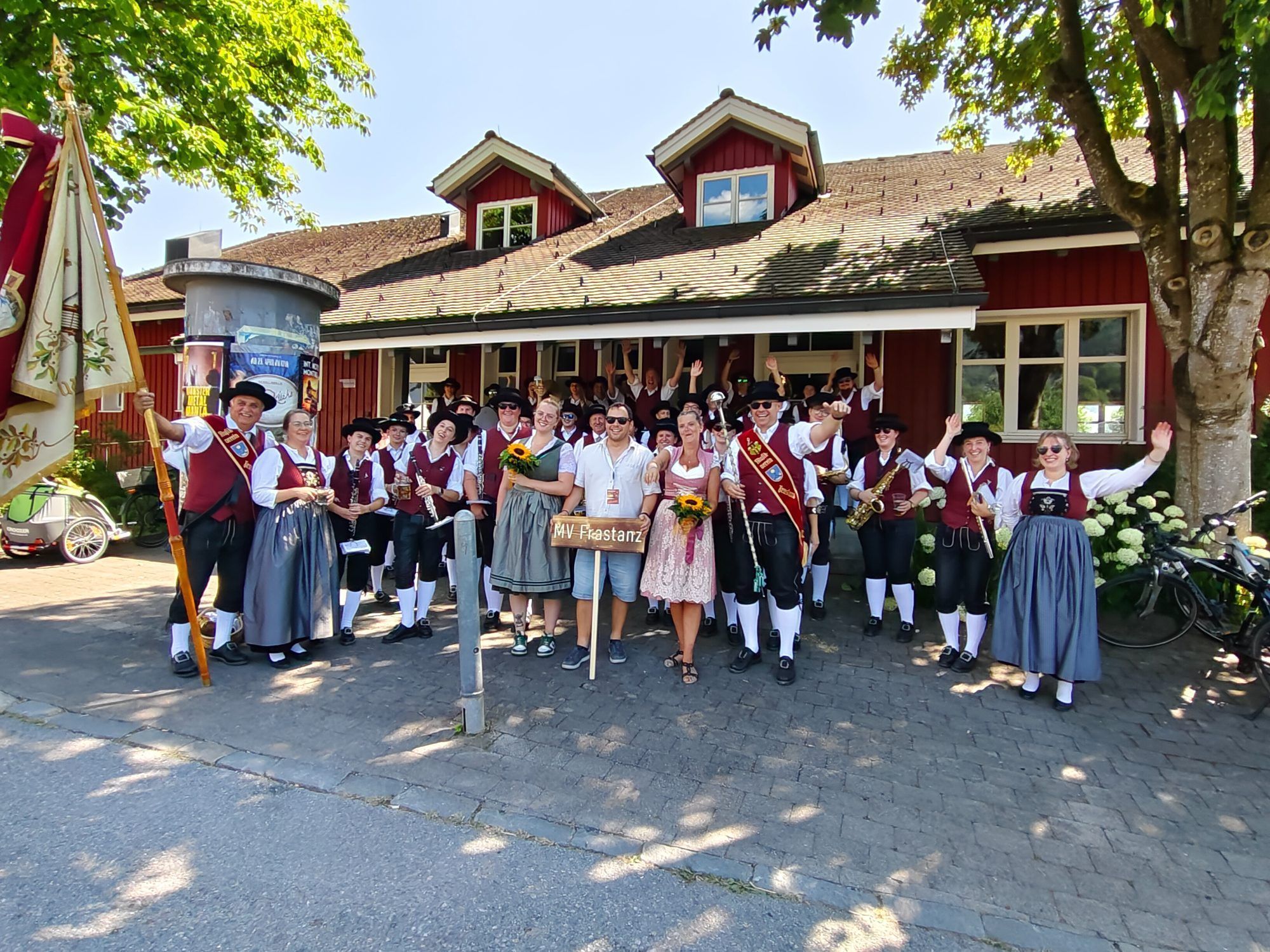 In großer Besetzung trat der Musikverein Frastanz zum Feuerwehrjubiläum in der Nachbargemeinde an.