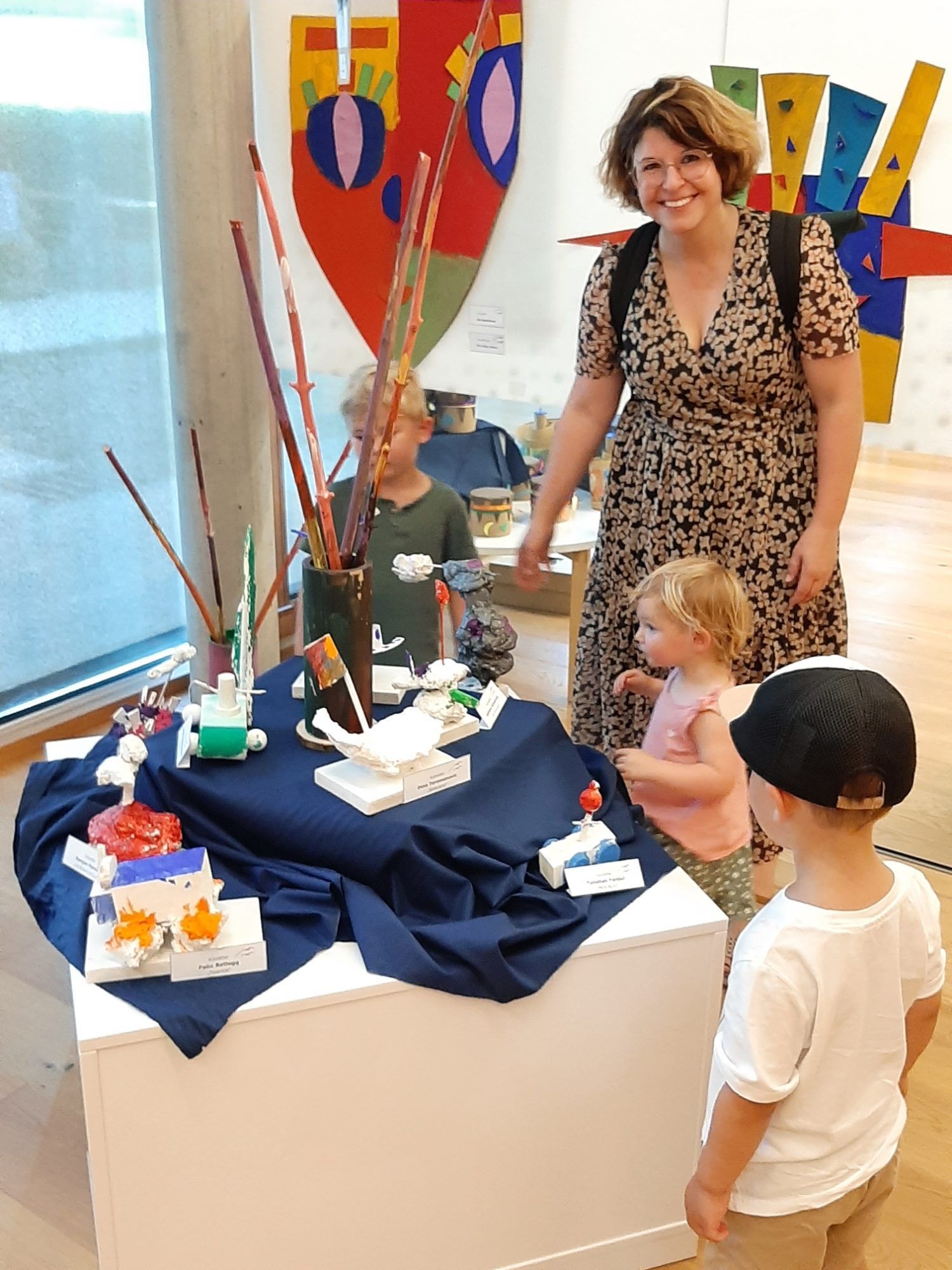 Die Werke der kleinen Künstler wurden bei der Vernissage bestaunt. Foto: Privat
