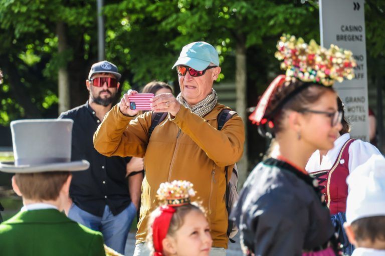 Hinter den Kulissen des Festspielauftakts: Zwischen Uniformen, Blumensträußen und Protest