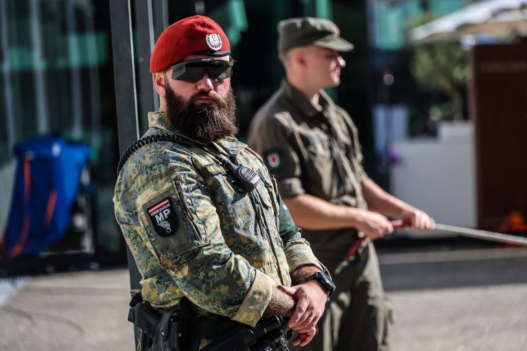 Hinter den Kulissen des Festspielauftakts: Zwischen Uniformen, Blumensträußen und Protest