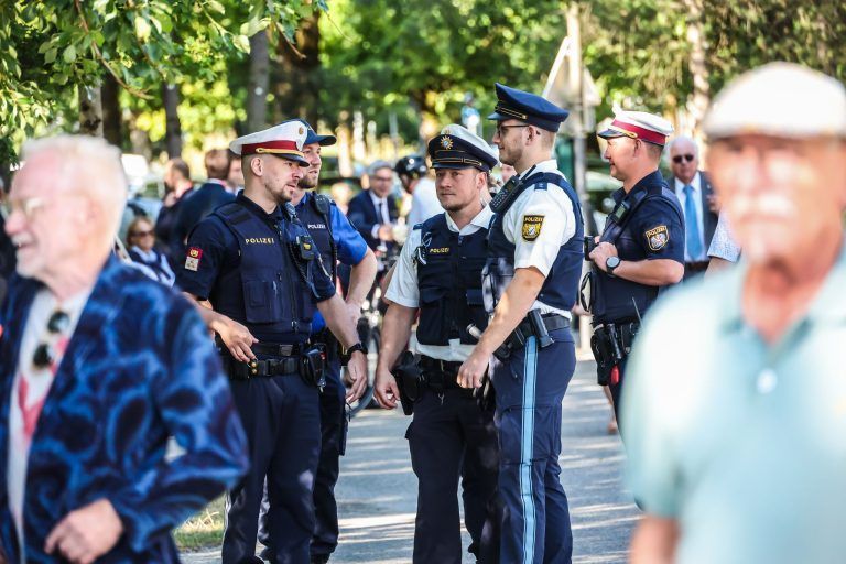 Hinter den Kulissen des Festspielauftakts: Zwischen Uniformen, Blumensträußen und Protest