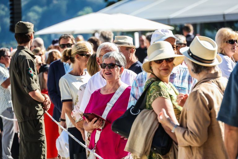 Hinter den Kulissen des Festspielauftakts: Zwischen Uniformen, Blumensträußen und Protest