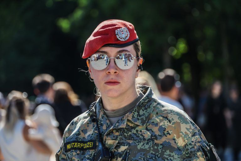 Hinter den Kulissen des Festspielauftakts: Zwischen Uniformen, Blumensträußen und Protest