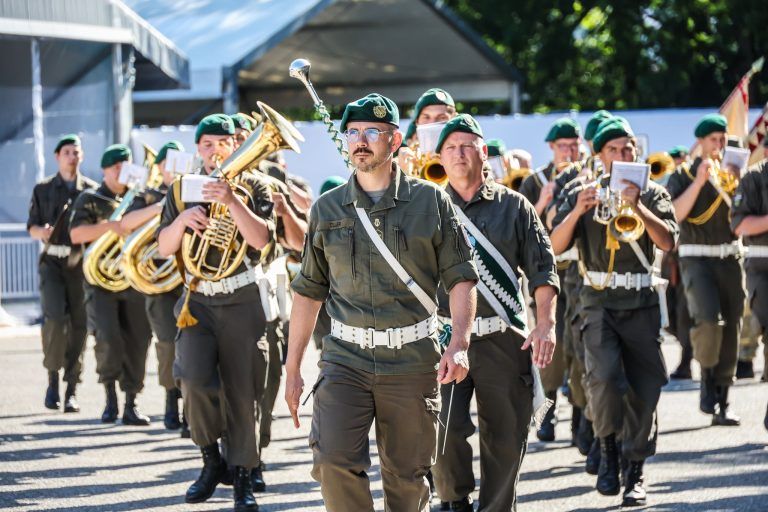 Hinter den Kulissen des Festspielauftakts: Zwischen Uniformen, Blumensträußen und Protest
