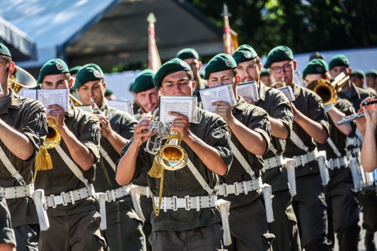 Hinter den Kulissen des Festspielauftakts: Zwischen Uniformen, Blumensträußen und Protest