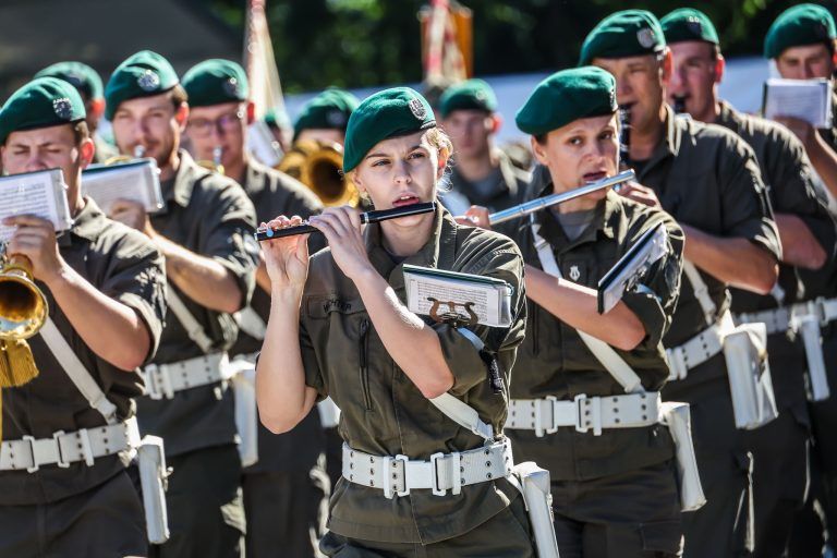 Hinter den Kulissen des Festspielauftakts: Zwischen Uniformen, Blumensträußen und Protest