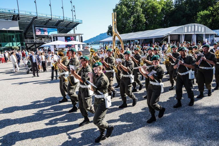Hinter den Kulissen des Festspielauftakts: Zwischen Uniformen, Blumensträußen und Protest