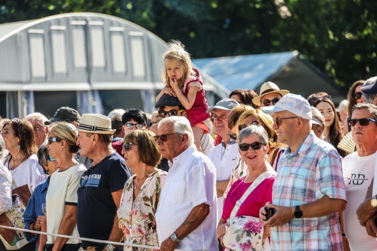 Hinter den Kulissen des Festspielauftakts: Zwischen Uniformen, Blumensträußen und Protest