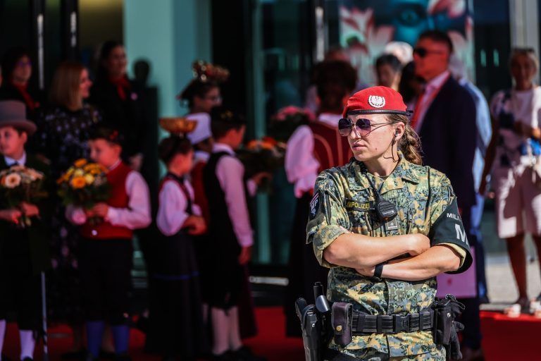 Hinter den Kulissen des Festspielauftakts: Zwischen Uniformen, Blumensträußen und Protest