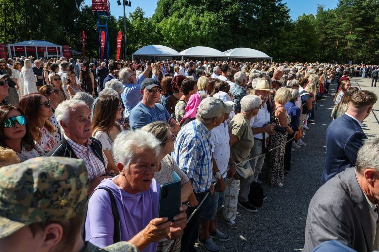 Hinter den Kulissen des Festspielauftakts: Zwischen Uniformen, Blumensträußen und Protest
