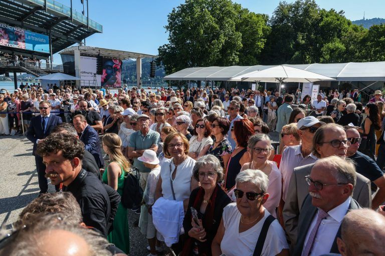 Hinter den Kulissen des Festspielauftakts: Zwischen Uniformen, Blumensträußen und Protest