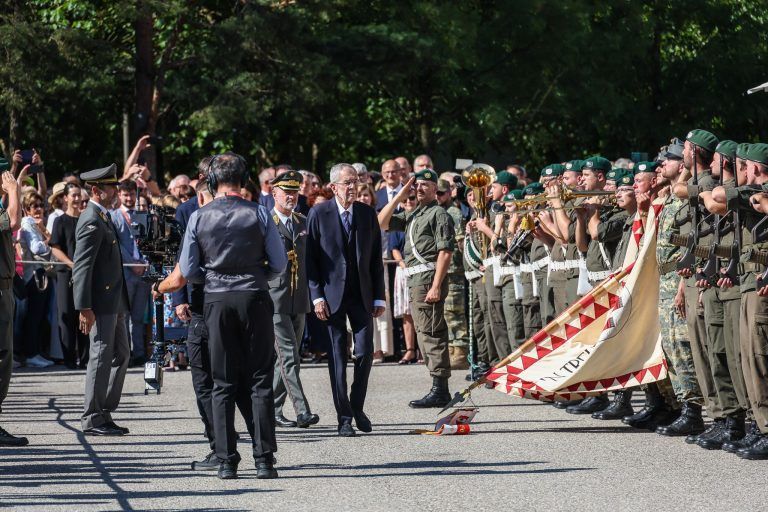 Hinter den Kulissen des Festspielauftakts: Zwischen Uniformen, Blumensträußen und Protest