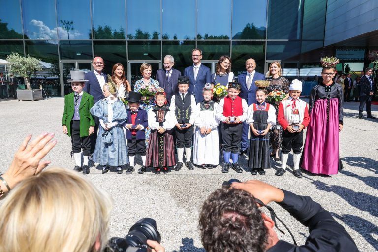 Hinter den Kulissen des Festspielauftakts: Zwischen Uniformen, Blumensträußen und Protest