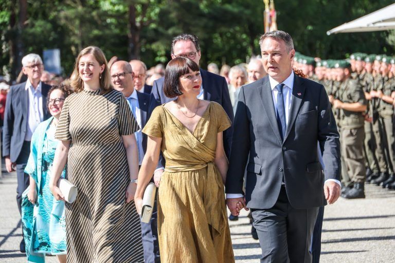 Hinter den Kulissen des Festspielauftakts: Zwischen Uniformen, Blumensträußen und Protest