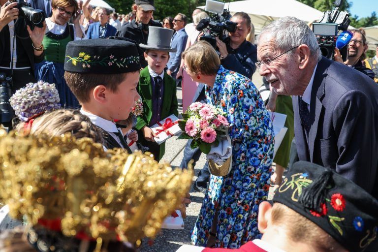 Hinter den Kulissen des Festspielauftakts: Zwischen Uniformen, Blumensträußen und Protest