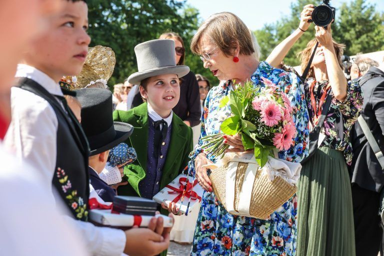 Hinter den Kulissen des Festspielauftakts: Zwischen Uniformen, Blumensträußen und Protest