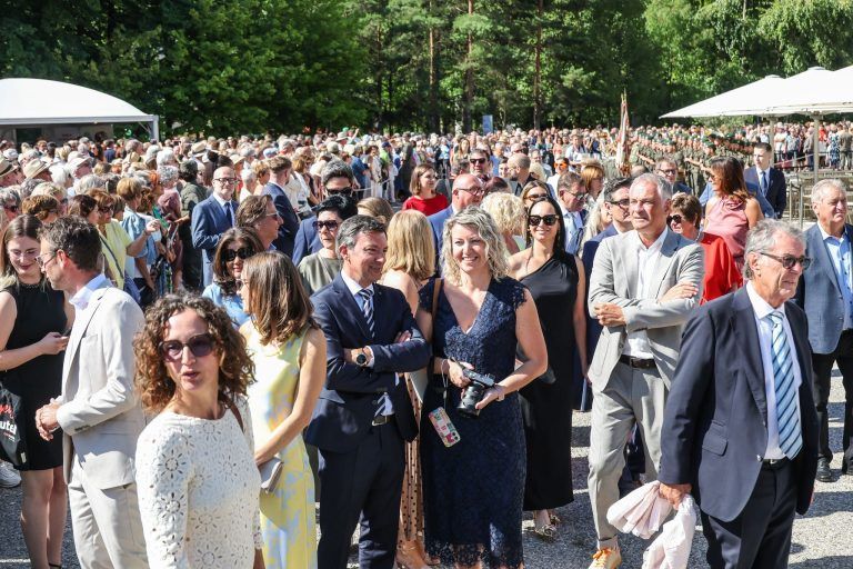 Hinter den Kulissen des Festspielauftakts: Zwischen Uniformen, Blumensträußen und Protest