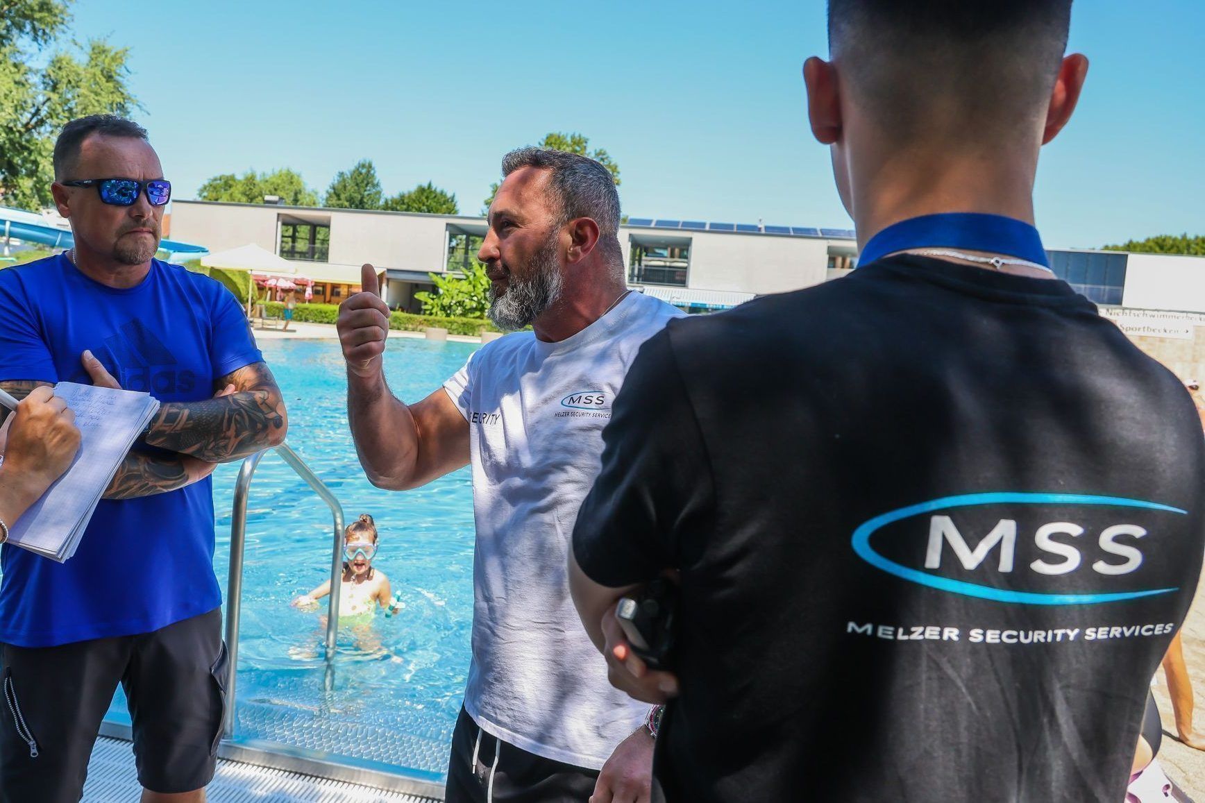 Securitys greifen durch: Wenn im Freibad nur noch der Rauswurf hilft