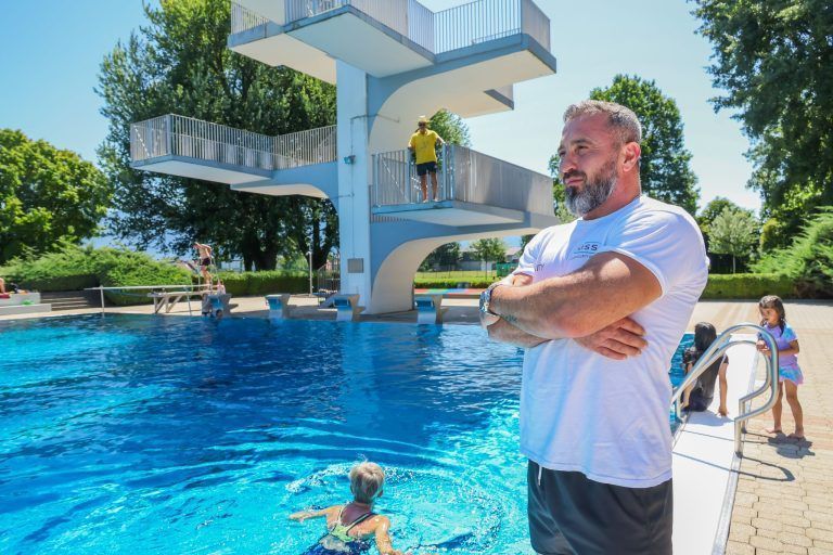 Securitys greifen durch: Wenn im Freibad nur noch der Rauswurf hilft