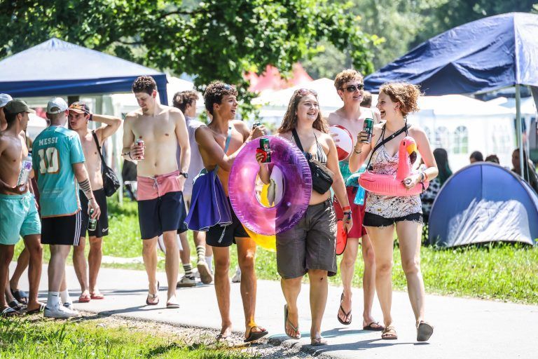 "Lieber Hitze als tagelanger Regen" – Sonne statt Schlamm zum Festivalauftakt